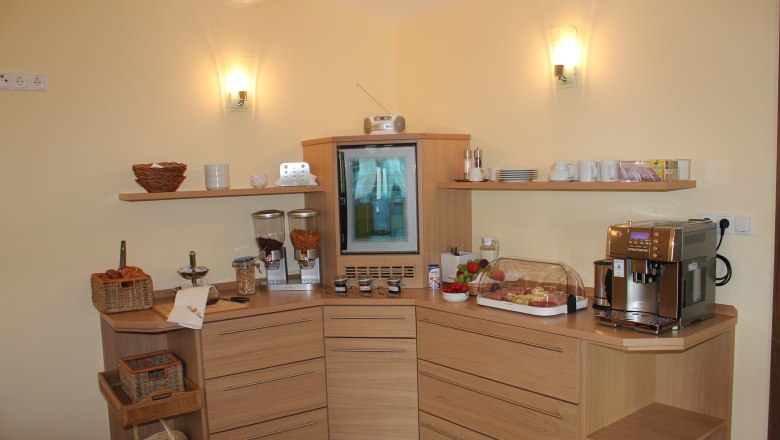 Guesthouse Woditschka, © Fam. Woditschka Breakfast buffet in a guest house with coffee machine, muesli, fruit and cold cuts.