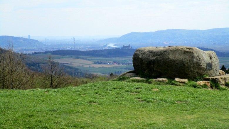 Michelberg, © Karoline Krammer View from Michelberg with large stone in the foreground and landscape in the background.