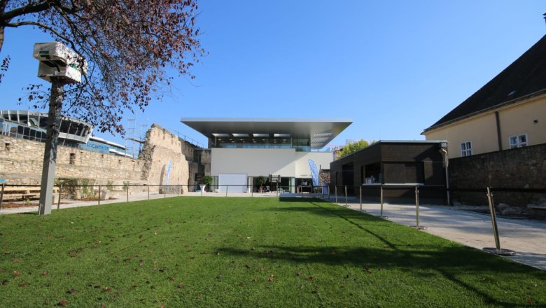 St. Peter's Museum with Mayor's Garden, © Alexander List St. Peter's Museum with modern building and green lawn in the foreground.