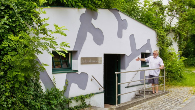 Erdstallmuseum Althöflein, © Marktgemeinde Großkrut Entrance to the Erdstallmuseum Althöflein with a man showing the door.