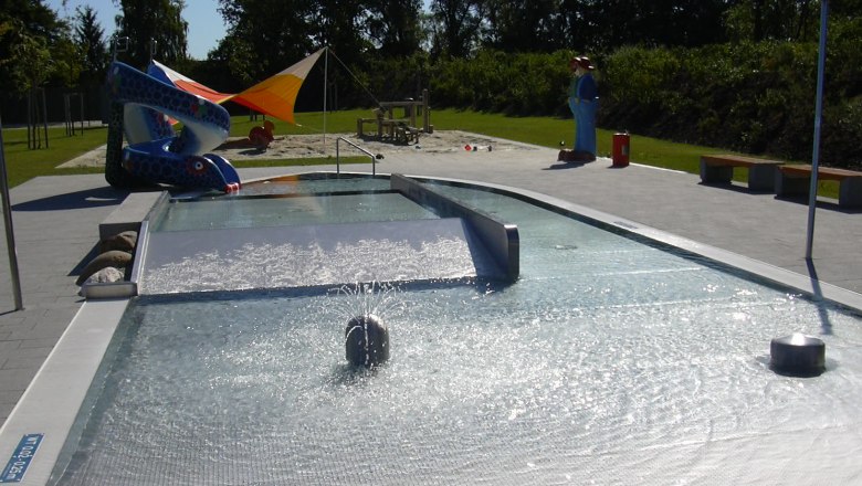 Children's pool, © Stadtgemeinde Herzogenburg Children's pool with slide and outdoor water feature.