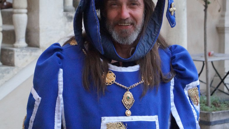 Knights' dinner at Rosenburg Castle, © Schlossschenke Person in medieval dress at a knight's dinner at Rosenburg Castle.