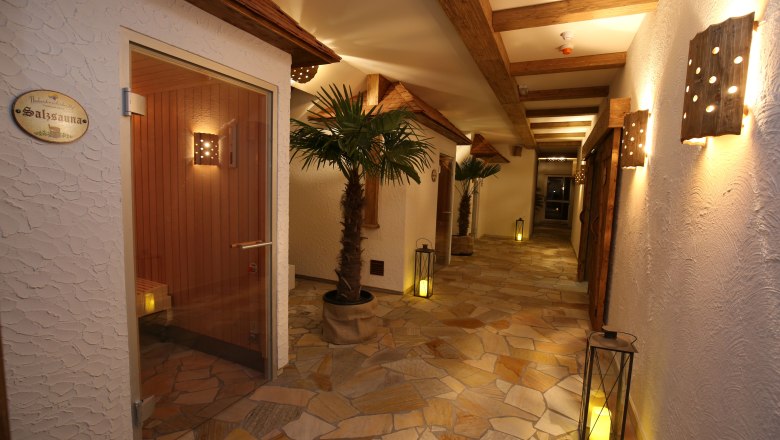 weddingdeco04, © Besta Betriebs GmbH A spa hallway with salt sauna, palm trees, lanterns and wooden elements.