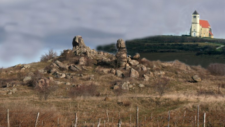 Kogelsteine Grafenberg, © Archiv Grafenberg Landscape with rock formations and church in the background.