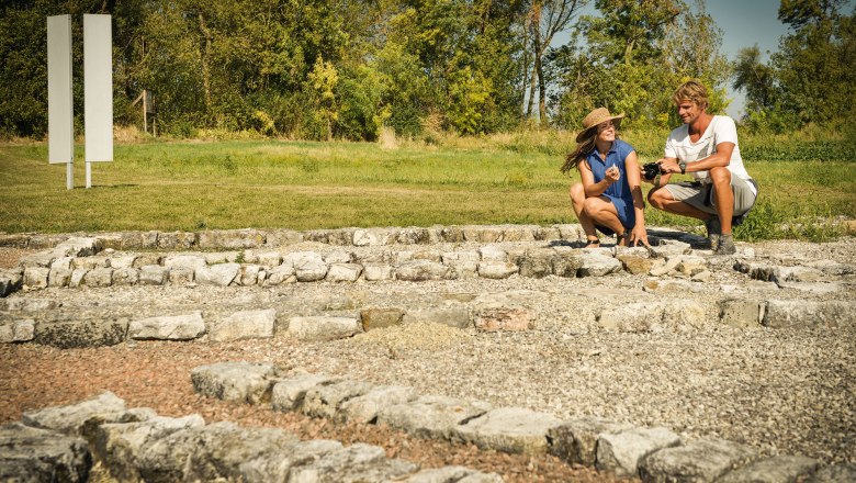 Villa Rustica Höflein, © Steve Haider Couple visits the Villa Rustica