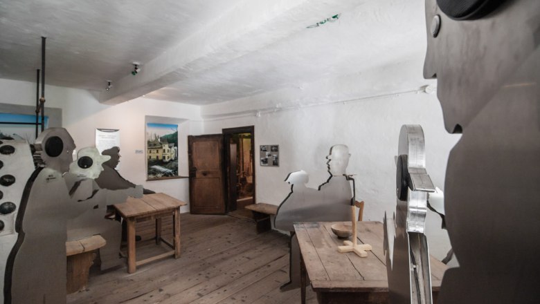 Mendlingtal experience, © Mendlingtal Valley Interior with wooden floor and metal figures at wooden tables.