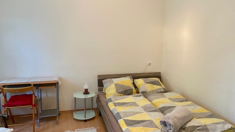 Bedroom(c)wieneralpen, © Wiener Alpen Bedroom with double bed, desk and chair.