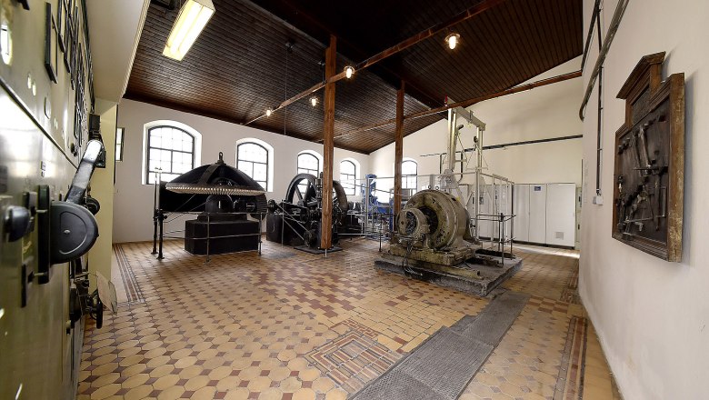 KW Mühlhof, © EVN AG Interior view of a historic power station with machines and equipment.