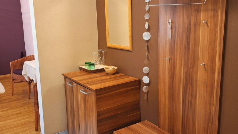 Spacious modern apartments, © Fam. Windisch Modern entrance area with wooden furniture, mirror and decoration.
