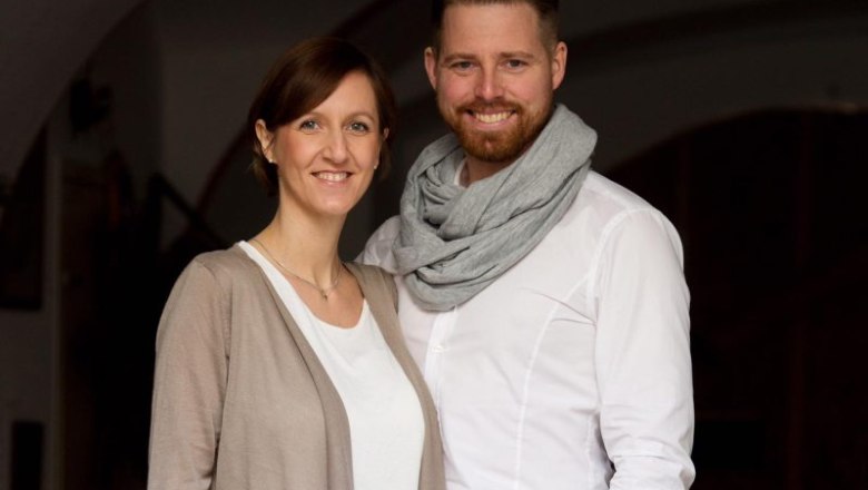 stagard1_1, © Klaus Vyhnalek A smiling couple is standing next to each other, the man is wearing a scarf.