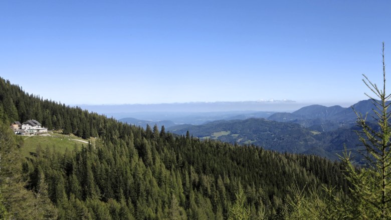 Waxrieglhaus on the Rax, © Wiener Alpen, Foto: Janos Kalmar Mountain landscape with Waxrieglhaus and forest on the Rax.
