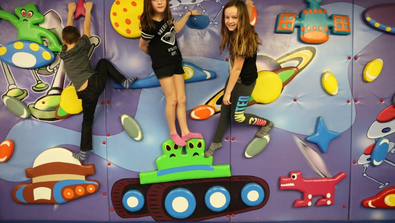 kids space bouldering wall, © kids space gars kids space bouldering wall, © kids space gars