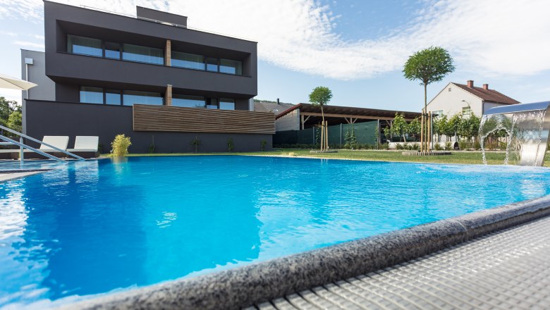 Wine lodge with pool in the foreground, © KASTNER NEW MEDIA - kastner.tv Modern building with pool in the foreground and blue sky in the background.