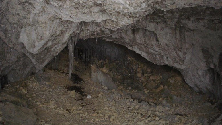 Dry cave, © Schwarzenbach/Piel. Interior view of a dry cave with stalactites and a stony floor.