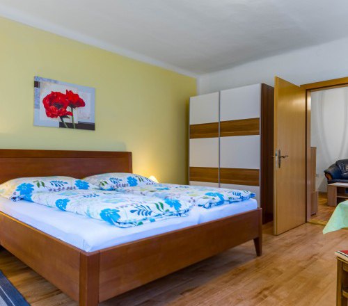 Bedroom in the Bergkirchner vacation apartment, © Familie Bergkirchner Double bed with blue bed linen