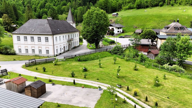 Paul Wieland Park, © Rupert Weidhofer Landscape with historic building, green meadows and trees.