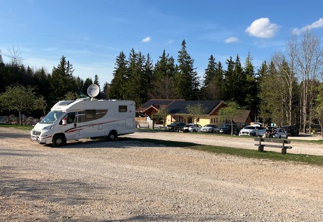 parking-place-nature-park-center-high-wall-1, © Naturpark Hohe Wand Motorhome in a parking lot in front of a building in the Hohe Wand Nature Park.