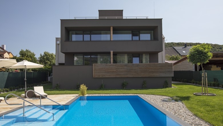Rear view of the hotel, © Weinlodge Siedler Rear view of a modern building with pool and garden.