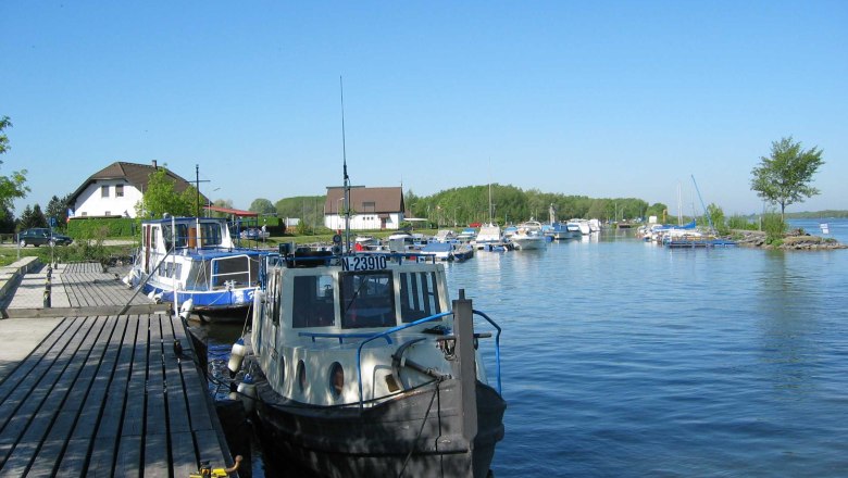 Muckendorf-Wipfing, © Gemeinde Muckendorf-Wipfing Boats on a jetty in a quiet harbor with a blue sky.