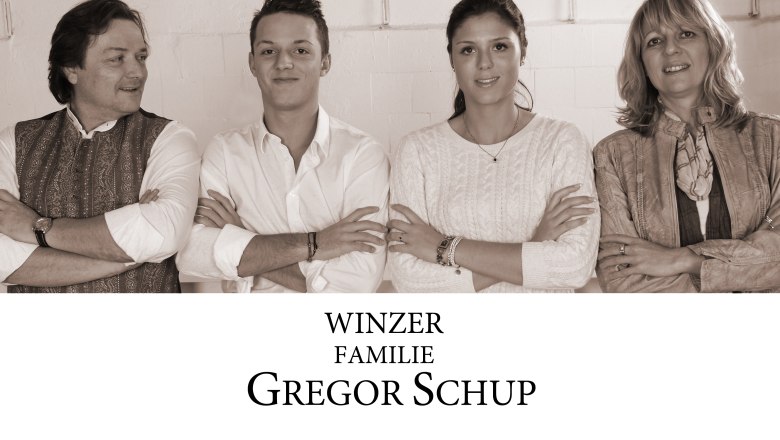 Winemaker family Gregor Schup, © Gregor Schup Four people stand next to each other with their arms folded in front of a white wall.