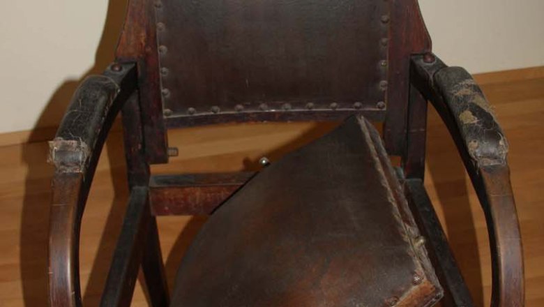 Reversible styling chair, © mk Reversible styling chair, © mk