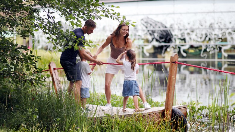 Pulley raft, © © Waldviertel Tourismus, weinfranz A family on a jetty in the UnterWasserReich Schrems.