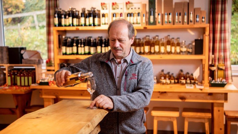 Tasting, © Werner Kölbel A man pours schnapps into a glass in a tasting room.