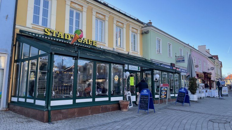 Stadtcafe Neunkirchen, © Wiener Alpen Lechner Exterior view of a café with a yellow façade and ice cream parlor sign.