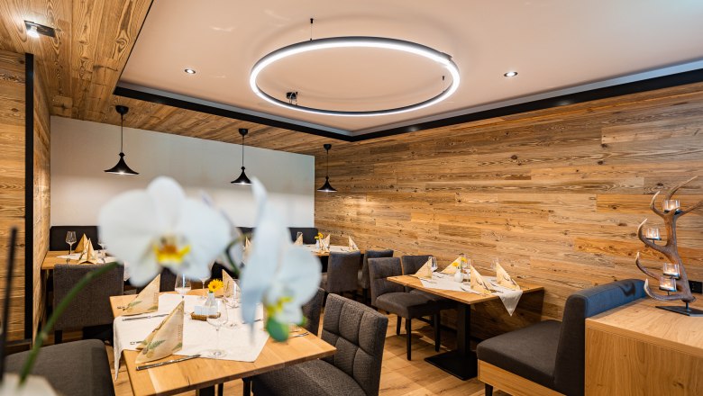 Restaurant, © Christian Kremsl Cozy restaurant with wooden walls, modern lighting and elegantly laid tables.