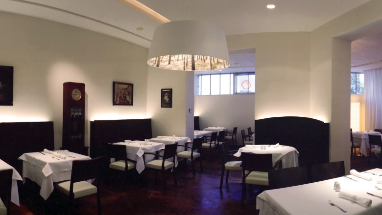 Inn inside, © Gasthaus Sodama_©_Jan Finz Elegant restaurant with white tablecloths and modern lighting.