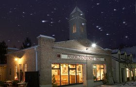 Old fire department, © MG Bad Fischau-Brunn, Foto: Lukas Dostal Old fire station at night with lights and snowfall.