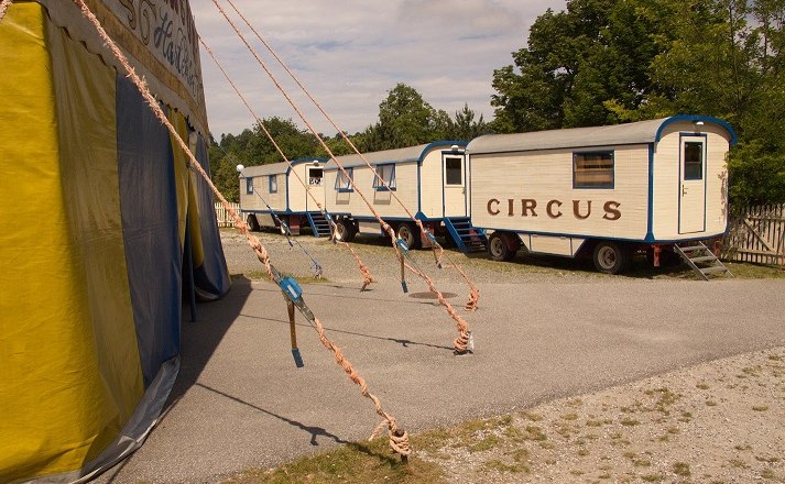 Circus Drosendorf, © Stadtgemeinde Drosendorf-Zissersdorf Circus wagon and tent on a gravel site.