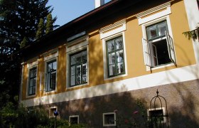 Josef Weinheber House, © Josef Weinheber-Haus Yellow house with open windows and garden in the foreground.