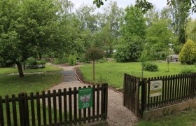 Anger gardens Barefoot garden, © Wolfgang Gerzer Entrance to a barefoot garden with gravel path and green surroundings.