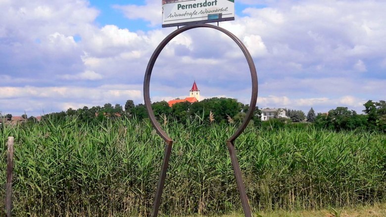 Key experience church view, © Marktgemeinde Pernersdorf View of a church in Pernersdorf through a key mold.