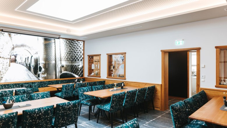 Modern wine tavern ambience, © Winzerhof Dürauer, Christoph Aigner Modern wine tavern ambience, © Winzerhof Dürauer, Christoph Aigner