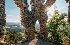 web780x440_Türkensturz(c)RomanKönigshoferPhotography (4), © Wiener Alpen, Roman Königshofer Ruin Türkensturz with a view of the landscape and sunrays through the wall.