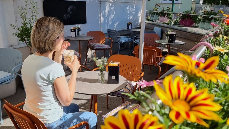 TDR-Egon to go-Terrace, © Yana Tereshchenko Person sitting from behind in the garden with coffee