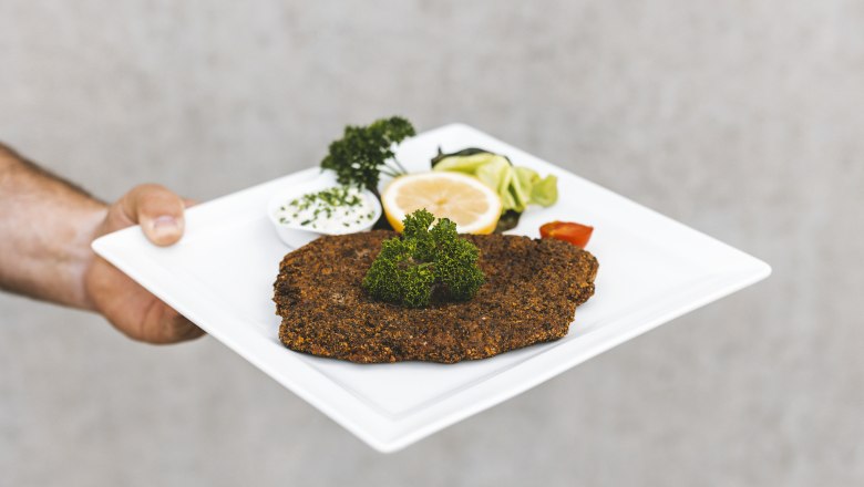 Poppy carp, © Niederösterreich Werbung/David Schreiber A plate with breaded fish, lemon, parsley and dip.