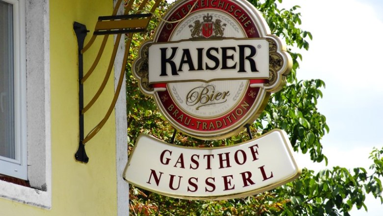 Gasthof Nusserl, © Gasthof Nusserl Sign of the Gasthof Nusserl with Kaiser Bier logo.
