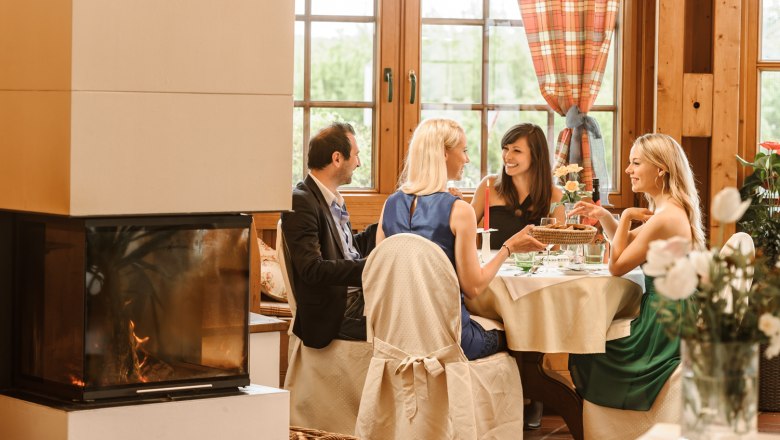 Winter garden Landhotel Wachau, © BEST WESTERN Landhotel Wachau Four people sit at a table in a cozy winter garden with a fireplace.