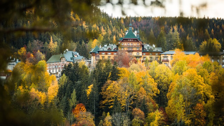 Südbahnhotel Semmering, © Wiener Alpen- Fülöp Südbahnhotel Semmering in autumn, surrounded by colorful deciduous forest.