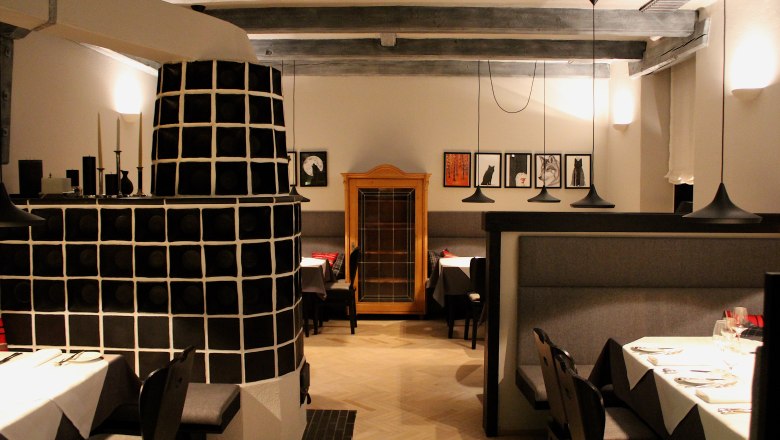 TDR-The Wolf Restaurant-inside, © Das Wolf Restaurant inside, black tiled stove, tables with white table linen