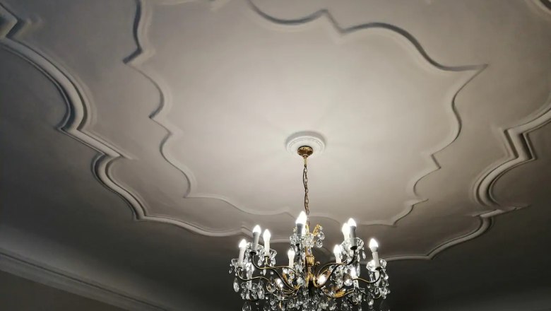 Decorative ceiling with chandelier, © Fam. Obernberger A chandelier hangs from a decorative ceiling with stucco decorations.