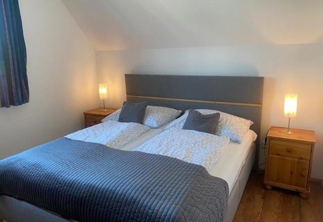 Country house Rossatz, © Familie Schlager Comfortable bedroom with double bed, two bedside tables and lamps.
