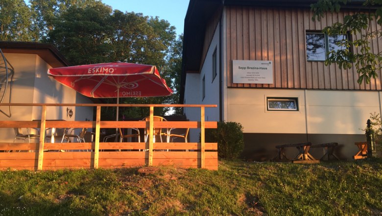 td-alpenvereinshaus_terasse_1s-c-alpenvereinshaus, © TD_alpenvereinshaus_c_alpenvereinshaus Sunset on the sun deck with parasol