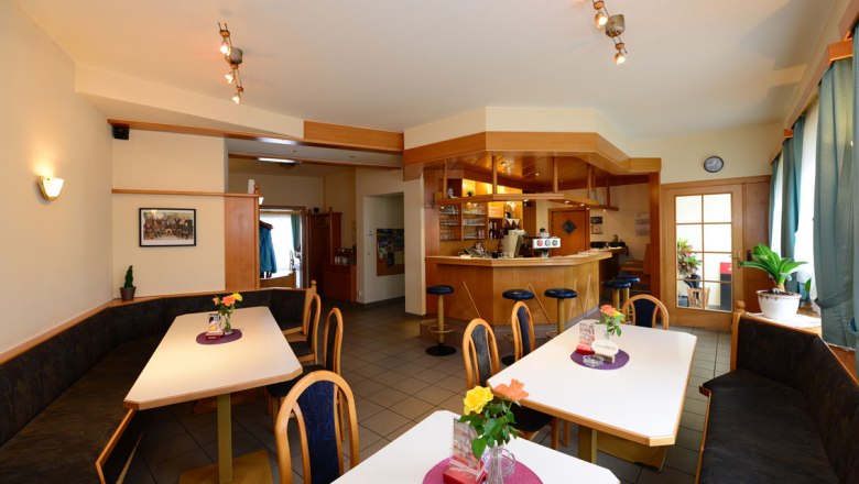 Restaurant, Bar Gasthof Schmied Smolka, © Gasthof Schmied Smolka Interior view of a cozy restaurant with tables, chairs and a bar.