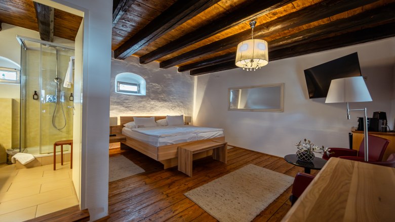 forty yard, © Niederösterreich Werbung / Maximilian Pawlikowsky Comfortable room with wooden floor, double bed, shower and modern furnishings.