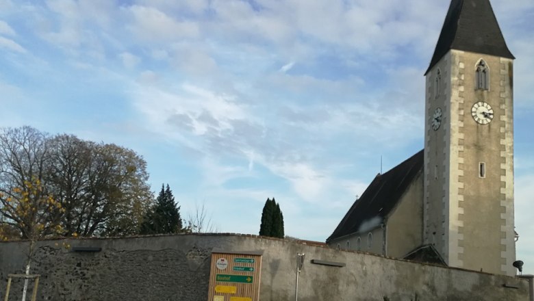 Hafnerbach church, © Roman Zöchlinger Church with tower and clock in Hafnerbach, surrounded by a wall.