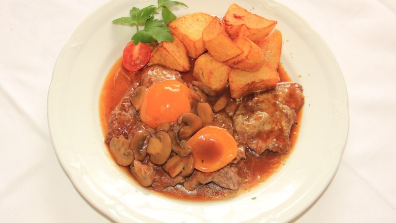 Wachau roast, © Schendl A plate of Wachau roast beef, mushrooms and roast potatoes.